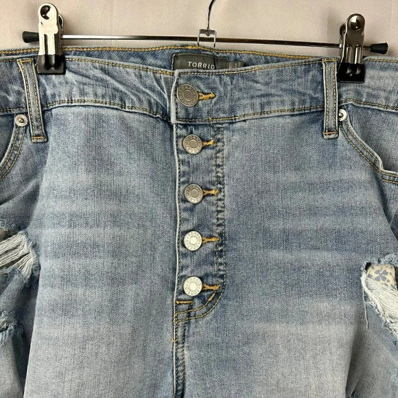 NEW Torrid Boyfriend Vintage Stretch Mid-Rise Short Women Plus 26 Light‎ Blue - Picture 6 of 11